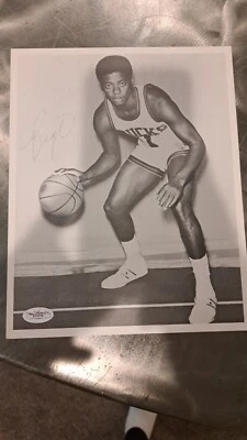 OSCAR "BIG O" ROBERTSON Signed MILWAUKEE BUCKS  8x10 Photo JSA Authentic - Image 1 of 4