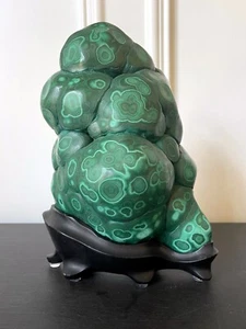 Malachitgestein auf Display Ständer als chinesischer Gelehrter Stein - Bild 1 von 11