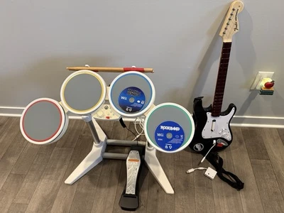 Nintendo Wii Rock Band Guitar Hero/Chitarra, batteria, pedale, bastoncini e 2 giochi - Immagine 1 di 4