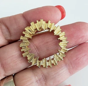 Vintage Starburst Kranz gestreift strukturiert goldfarben Pin 1-5/16" 1960er - Bild 1 von 6