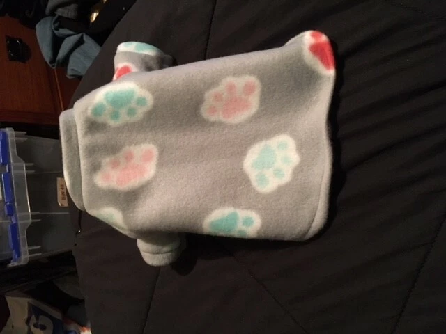 COLORIDO ESTAMPADO DE PATAS EN VELLÓN GRIS PERRO Foto 1 de 1