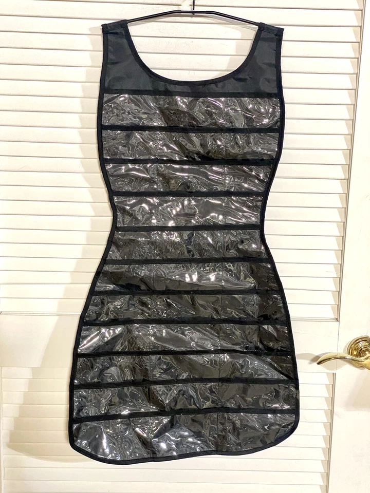 Organizador de Joyería Colgante UMBRA Pequeño Vestido Negro 39 Bolsillos 24 Aros Traseros Usado en Excelente Condición Foto 1 de 4