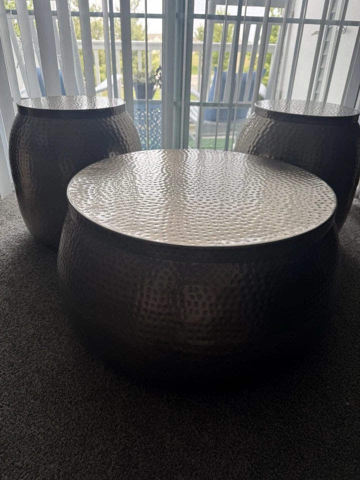 Juego de mesa de centro de metal martillado con diseño de tambor redondo. Foto 1 de 1