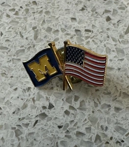Prendedor de solapa de bandera con letras de la Universidad Americana y la Universidad de Michigan tono dorado - Imagen 1 de 3
