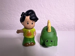 Fisher Price Little People KOBY RARE grünes Dinosaurier Shirt und grüner Stegosaurus - Bild 1 von 5