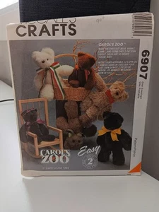 McCall's Craft Pattern 6907 Carol's Zoo 16 Zoll Bär, Kaninchen, Lamm ungeschnitten - Bild 1 von 2