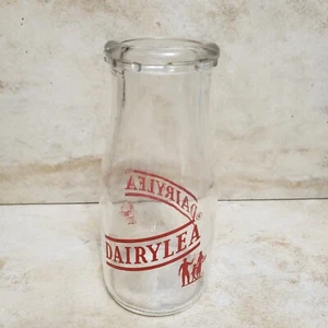 VINTAGE~HALF PINT~ DAIRYLEA GLASS MILK BOTTLE~RED GRAPHICS~FAMILY & Bonnet girl - Picture 1 of 11