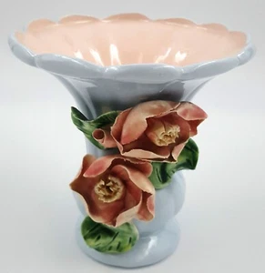 Jarrón trompeta acanalado floral azul y rosa 3D rosas coqueta Grannycore de colección - Imagen 1 de 8
