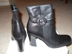 Botas altas de cuero negro al tobillo, tacón de 3 pulgadas. Talla 5-5,5 de EE. UU. Excelente estado - Imagen 1 de 4