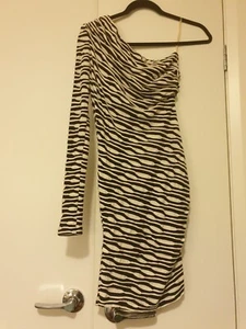 Cue black and white off the shoulder party dress in stretchy fabric size 8 - Picture 1 of 7