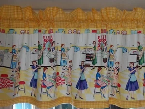 1950 RETRÒ Cucina Valances, Home Ec, Donna che lavora in grembiule in cucina giallo - Foto 1 di 4