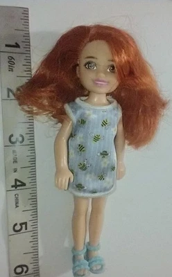 2010 Barbie Chelsea 2010 cabelo vermelho, vestido abelha, sandálias azuis - Imagem 1 de 4