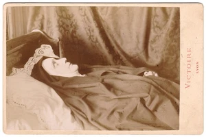 Post mortem d'une religieuse Photo Cabinet circa 1875 Victoire Lyon Charbon - Imagen 1 de 2