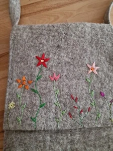 Filztasche aus grauem Filz bestickt Blumen Cross baggy - Bild 1 von 6