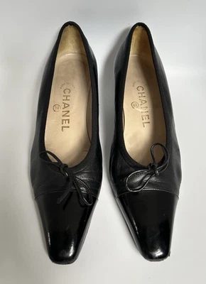 Zapatos de tacón Chanel Kitten con punta de charol - negros - talla 37 Foto 1 de 4