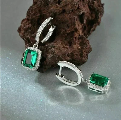 Pendientes colgantes/gotas con halo de diamantes creados en laboratorio de esmeralda de 4 quilates enchapados en oro blanco de 14 quilates Foto 1 de 4