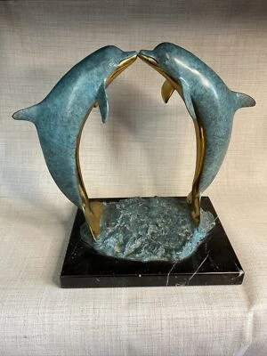 Escultura de bronce esmaltado Wyland “Kissing Dolphins” - SN 120/300 (1990) Foto 1 de 4