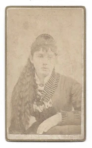 Porträt einer Frau gekleidet zum Ausgehen antike Studiofotografie um 1900 - 1920 - Bild 1 von 2