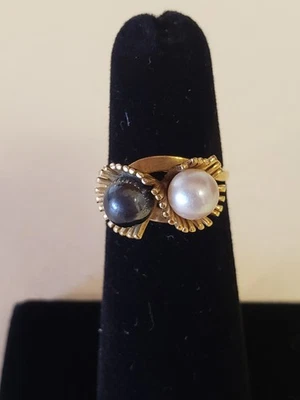 Hermoso anillo de perlas blancas y negras de oro amarillo de 18 quilates de colección tamaño 3,75 4,1 gramos Foto 1 de 4