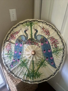 Vintage asiatischer Reispapier Sonnenschirm Schirm handbemalt Pfau & Blumen Bambus - Bild 1 von 5