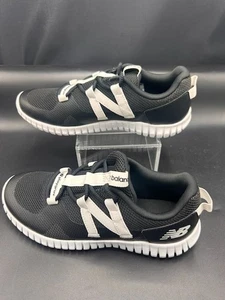 New Balance Boy's Size 6.5 PLAYGRUV V2 Bungee Sneaker Black/White - Picture 1 of 6