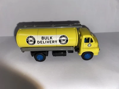 Vanguards VA7009 Bedford 'S' Type Tanker Cement Marketing 1:64 Scale Model - Image 1 of 4