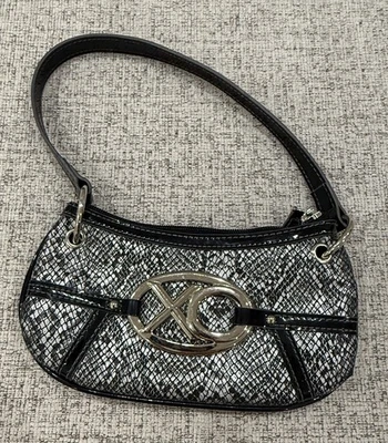 BOLSO DE MANO XOXO PLATEADO Y NEGRO, 8" DE ANCHO Y 4" DE ALTO, 2 COMPARTIMENTOS CON CREMALLERA Foto 1 de 4