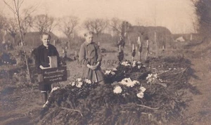 HUNGARY - 11 Graves of Italian Heroes Cemetery of Babolna WWI 1923 Gyor RPPC - Picture 1 of 2