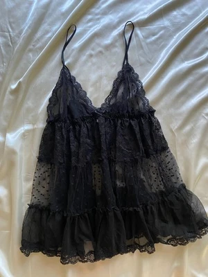 Camisola Babydoll Victoria's Secret negra con capas de encaje caprichosa grande Foto 1 de 4