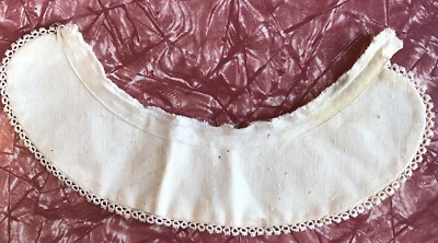 Antiguo collar de bebé o muñeca borde bordado marfil Foto 1 de 2