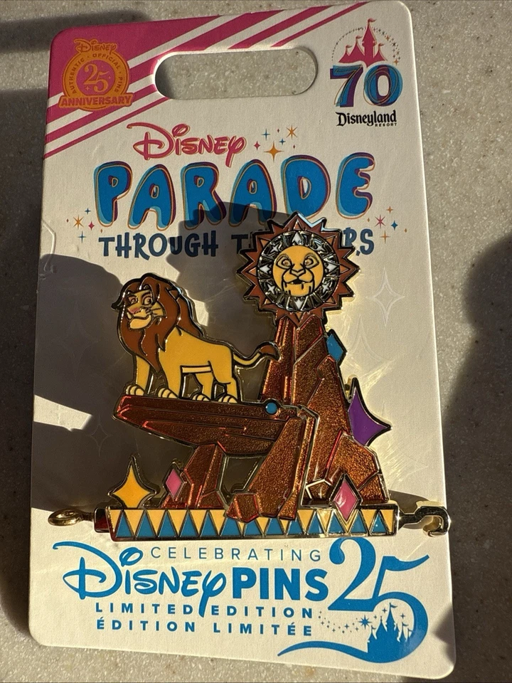 2025 DISNEYLAND 70-Й ДИСНЕЙ ПАРАД ЧЕРЕЗ ГОДЫ ЗНАЧОК ЛЕВ КОРОЛЬ ПРАЗДНИК - Изображение 1 из 1