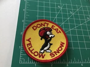 Don't Eat Yellow Snow Patch NOS Snowmobile Sci Hot Rat Rod Biker anni 70 Fun 2434 - Foto 1 di 6