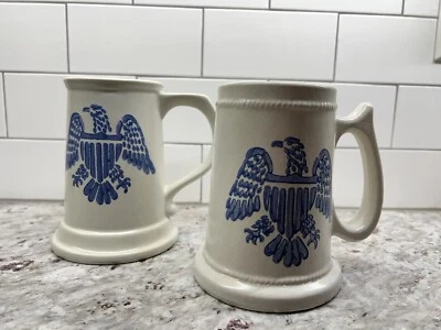 Conjunto de duas canecas vintage Pfaltzgraff Eagle Stein com alças - Imagem 1 de 4