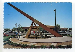 Sun City AZ 1974 (Maricopa Co) Reloj de Sol Centro de Recreación, Personas, Coches, 4" X 6" - Imagen 1 de 2
