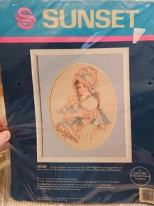 NUEVO DE COLECCIÓN DIMENSIONES SUNSET GALLERY Crewel 11057 Addie Baby Doll Kit Bordado - Imagen 1 de 5