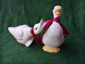 Vintage 2 große Keramik Enten Figuren weiß mit rotem Schleifenband Sammlerstück - Bild 1 von 5