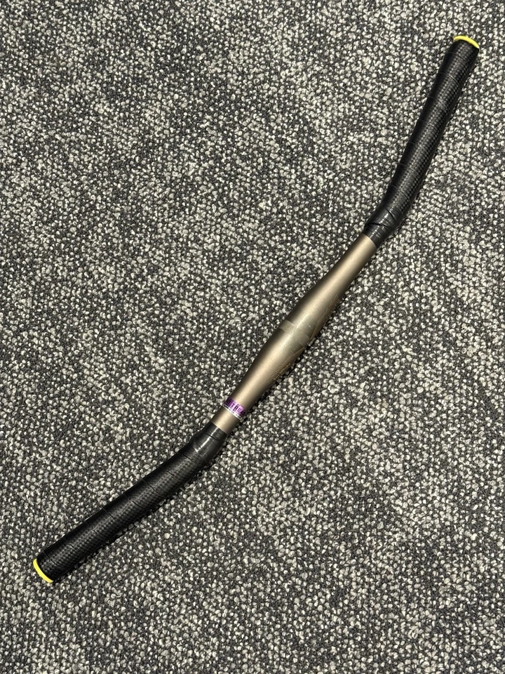 Barra de sigilo Simworks Nitto LITTLE NICK 31,8 mm 620 mm barrido trasero Foto 1 de 4