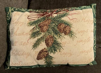 Travesseiro de tapeçaria vintage feliz Natal 12”x 18” pinhas e agulhas - Imagem 1 de 4