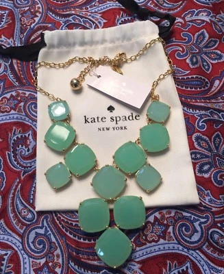NUEVO CON ETIQUETAS IMPRESIONANTE COLLAR BABERO "SACUDIDO Y AGITADO" COJÍN VERDE KATE SPADE $148 Foto 1 de 4