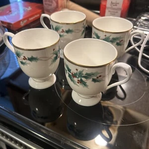 4 tazas de Navidad Mikasa Bone China - Imagen 1 de 4