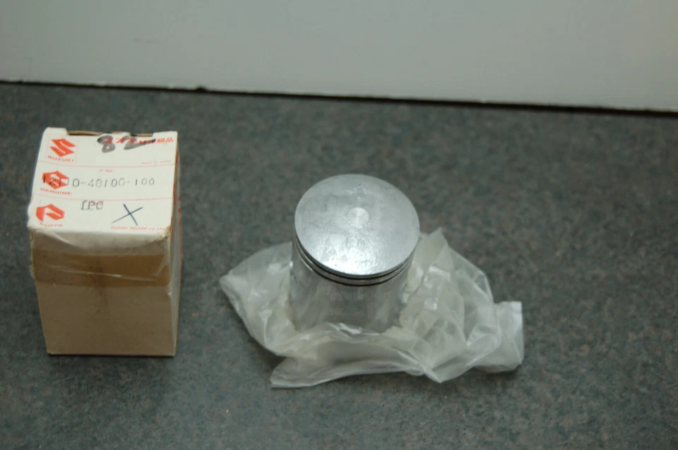 NUEVO DE LOTE ORIGINAL Suzuki 12110-48100-100 PISTÓN 1.0 OVERSIZE TS100ER TS100C OEM Foto 1 de 4