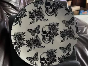 Neu Zrike Halloween Totenkopf Blume Schmetterling schwarz & weiß 10 5/8" SPEISETELLER - Bild 1 von 3