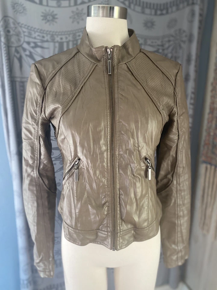 Chaqueta de moto de cuero vegano Wet Seal para mujer talla mediana Foto 1 de 4