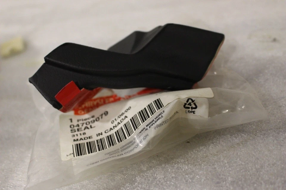 4709079 NEW OEM 1992-1996 DODGE VIPER RT/10 GTS RIGHT DOOR MUCKET SEAL 4709079 - Image 1 of 1