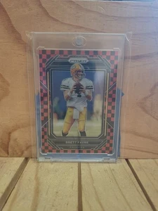 2022 Panini Prizm Brett Favre #111 Nero e Rosso Checker Prizm Astuccio Hit Ssp - Foto 1 di 2