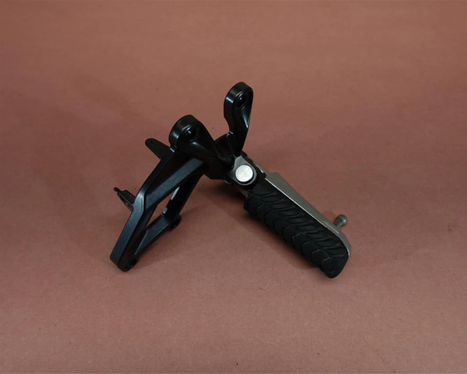 Clavija de pie delantera derecha Kawasaki Ninja ZX1400 ZX14R 2006-2011 Foto 1 de 4