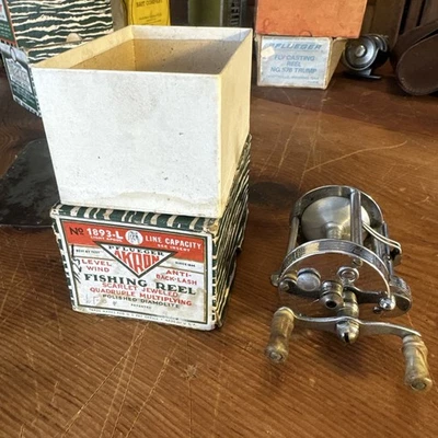 Pflueger Akron No. Carrete de pesca vintage de fundición de cebo de metal 1893L en caja de papeles Foto 1 de 4