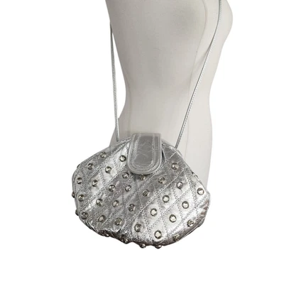 Bolso bandolera bandolera de plata vintage de los años 80 con tachuelas de estrás Foto 1 de 4