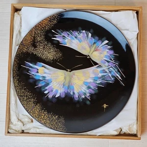 Plato decorativo de laca Wajima diseño mariposa Hiroaki Osugi firmado en caja - Imagen 1 de 9