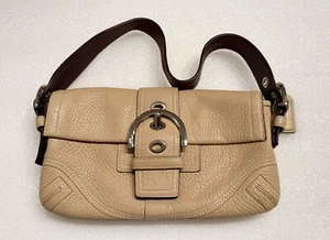 Bolso de Mano Coach Beige Acabado Guijarro Cuero - Asa con Correa Superior con Accesorios Cromados - Imagen 1 de 11